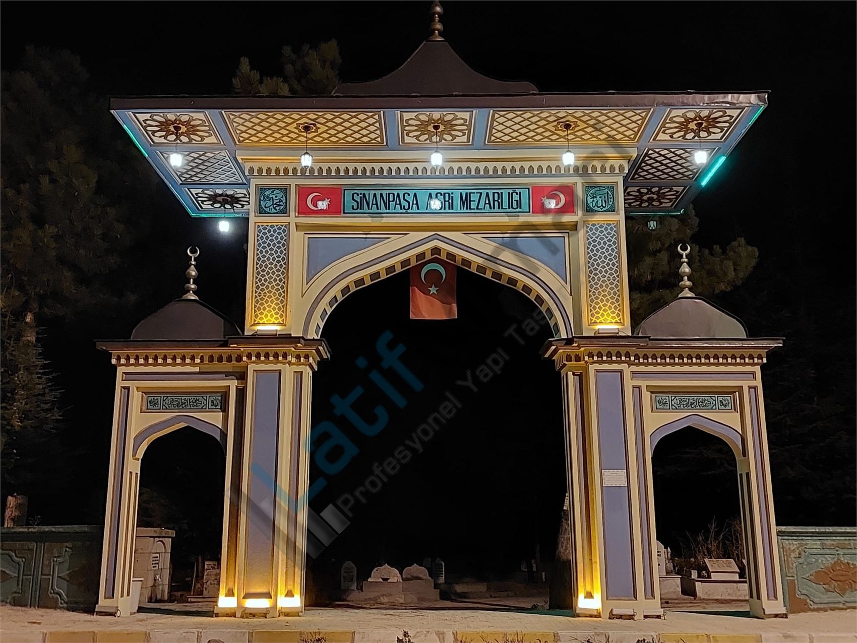 Sinanpaşa Mezarlık Giriş Kemeri